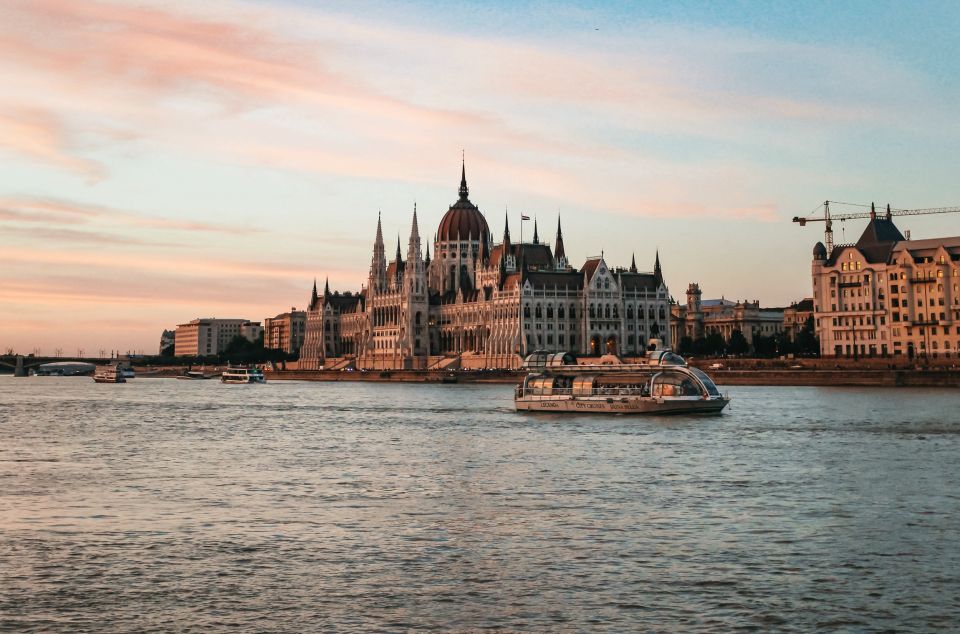 Budapest: 1-Hour Evening Sightseeing Cruise with Drink - Audio Guide Experience: Clear Enough to Use