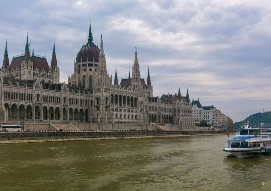 Budapest: 3-hour City Tour with Castle Walk + 1-hour Cruise - Gellért Hill photo stop: the panorama you’ll actually remember