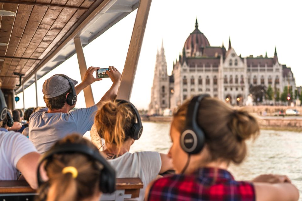 Budapest: 3-hour City Tour with Castle Walk + 1-hour Cruise - Andrássy Avenue to the grand center of Budapest