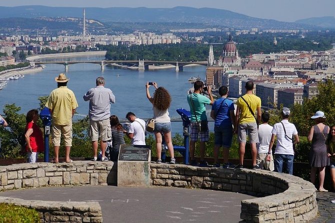 Budapest: 3-Hour Live-guided Bus Tour and 1-hour River Cruise - Guides: the difference between a drive-by and a real tour