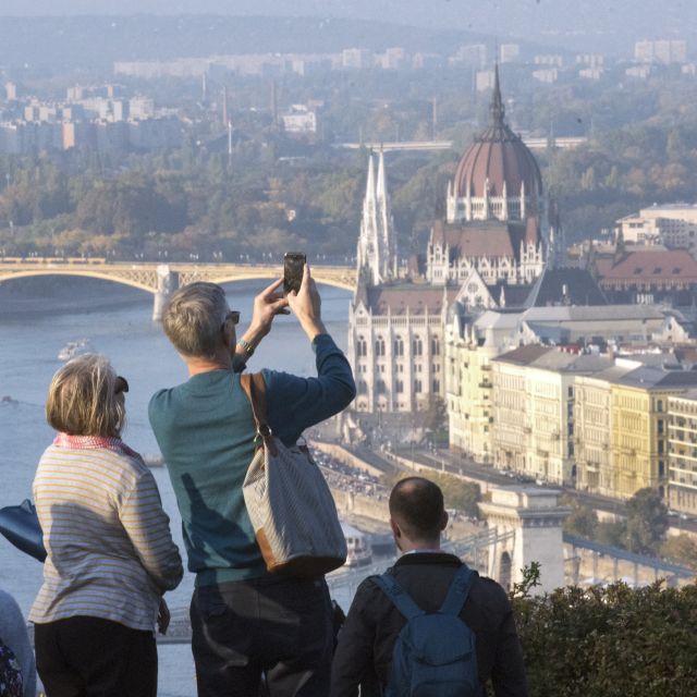 Budapest: 3-Hour Live Guided Sightseeing Tour - Elizabeth Bridge: the big view crossing