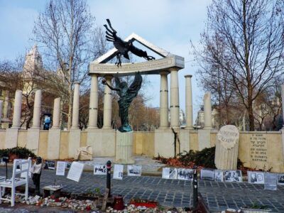 Budapest: 3-Hour Walking Tour About Communism (Small Group) - Starting on Erzsébet Square: where to meet and how to get there
