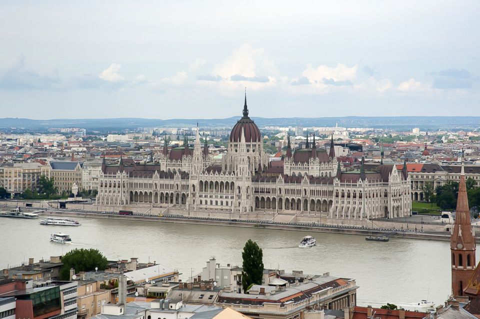 Budapest 3-Hour Walking Tour in Italian - Pest to Buda: Crossing the Danube with Public Transport