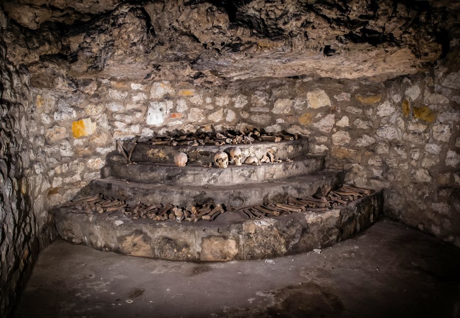 Budapest: Buda Castle Cave Tour - Entering Buda Castle Underground: meeting points and how the tour starts