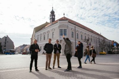 Budapest: Buda Castle District Walking Tour with a Historian - Where you meet and how you stay oriented