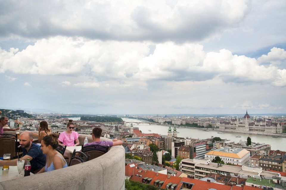 Budapest: Buda Castle Walking Tour in German - Meeting at Szentháromság Square: where your bearings click into place