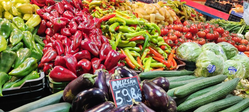Budapest: Central Market Hall Guided Food Tour with Tastings - Entering Central Market Hall: 40 minutes with a purpose