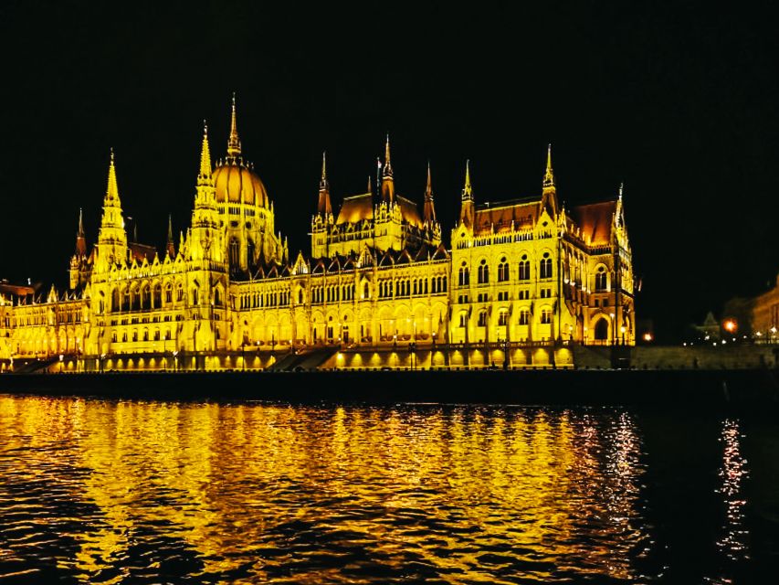 Budapest: City Highlights Cruise with Welcome Drink - Welcome drink included, bar available after