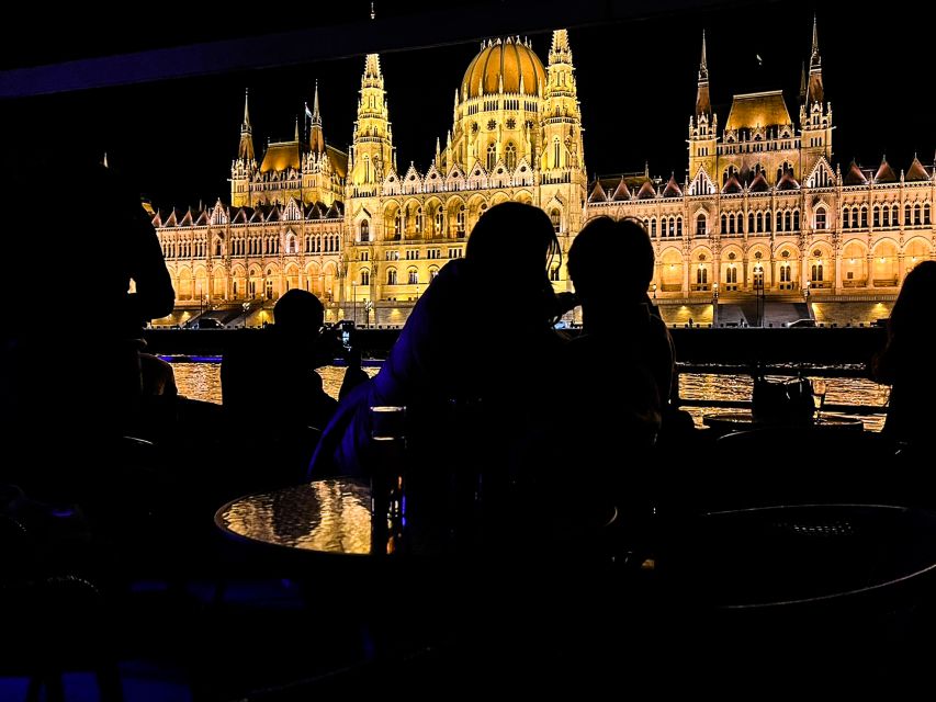 Budapest: City Highlights Cruise with Welcome Drink - Timing your departure: sunset vs full lights