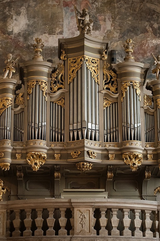 Budapest: Concert on the Oldest Working Organ in the City - Getting Ready: Intro in English, Leaflet on Hand, and the Screen for the Playing