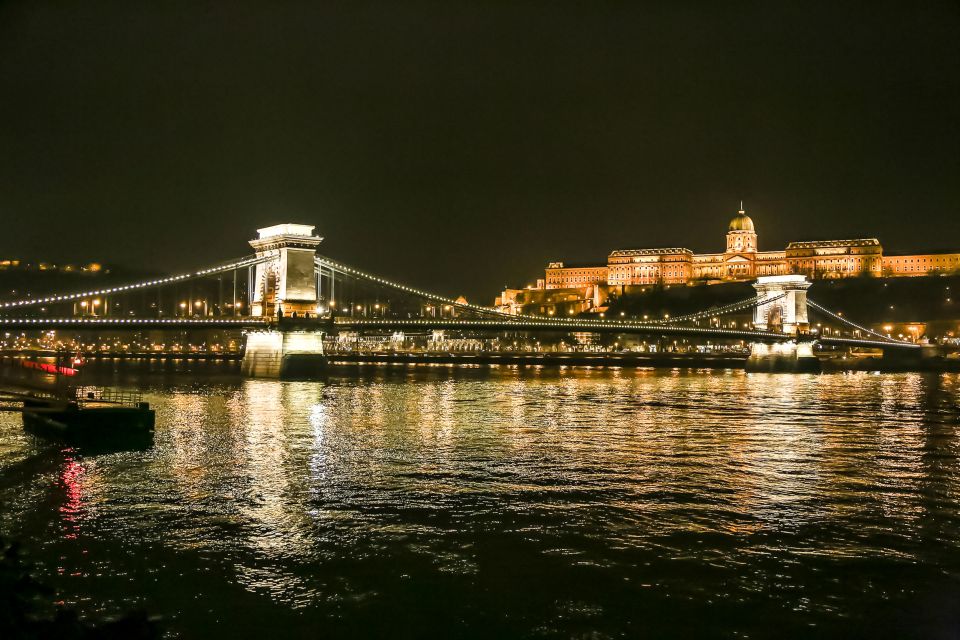 Budapest: Evening Cruise including Drinks and Live Music - Music, dancing, and how to get good shots