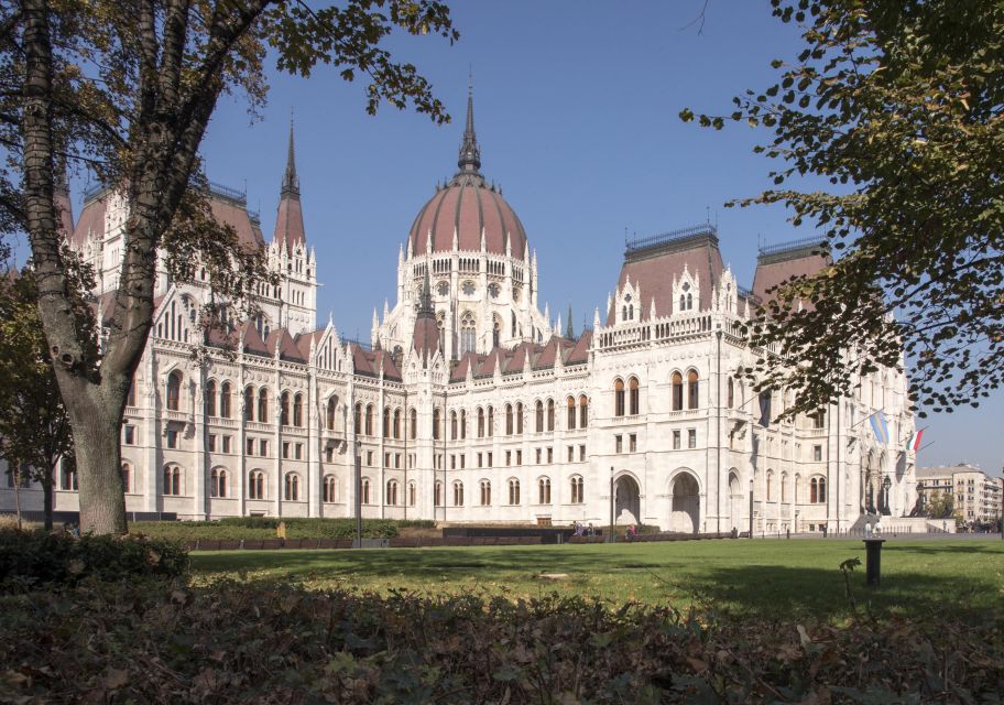 Budapest: Guided Walking Tour of Pest - St. Stephen’s Basilica: Budapest’s biggest cathedral, explained