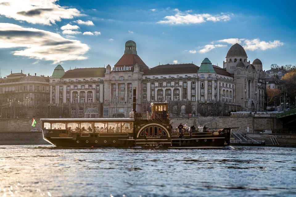 Budapest: Historic Cruise with Welcome Drink - How the QR-code audio guide works (and how to use it without fuss)