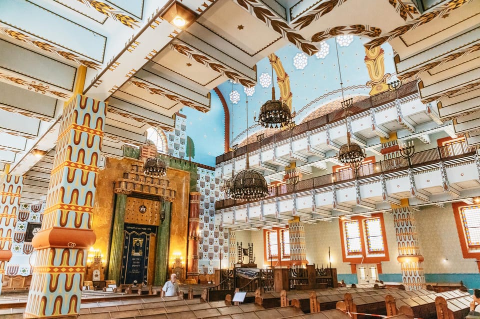 Budapest: Jewish History Guided Walking Tour with Historian - Starting at Kempinski Hotel Corvinus: find the group fast