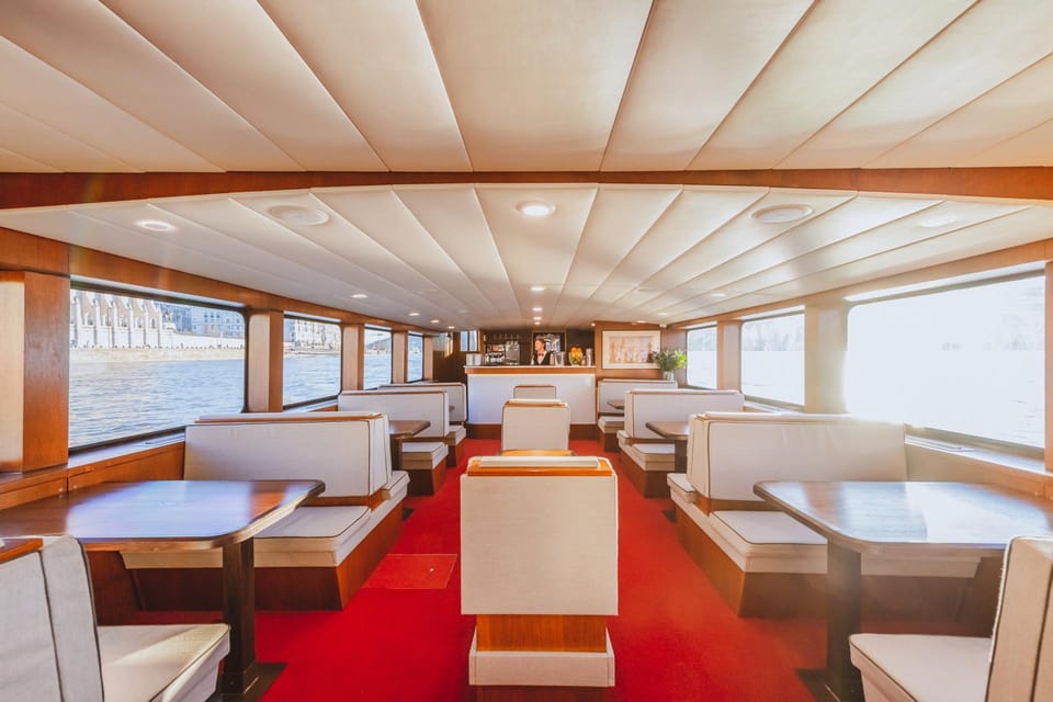 Budapest: Premium Sightseeing Cruise with Tokaj Frizzante - The onboard bar: drinks, service, and a calmer pace