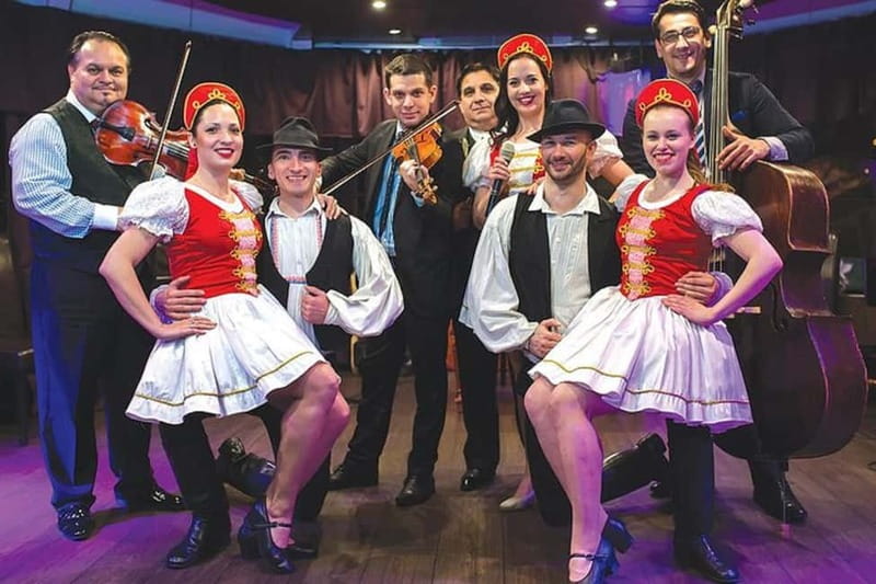 Budapest: Prosecco Dinner Cruise with Live Music - The 4-Course Dinner: Good Food, Served While the City Rolls By