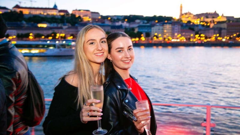 Budapest: Sip and Sail River Cruise with Unlimited Prosecco - Getting the best views and photos without losing your spot