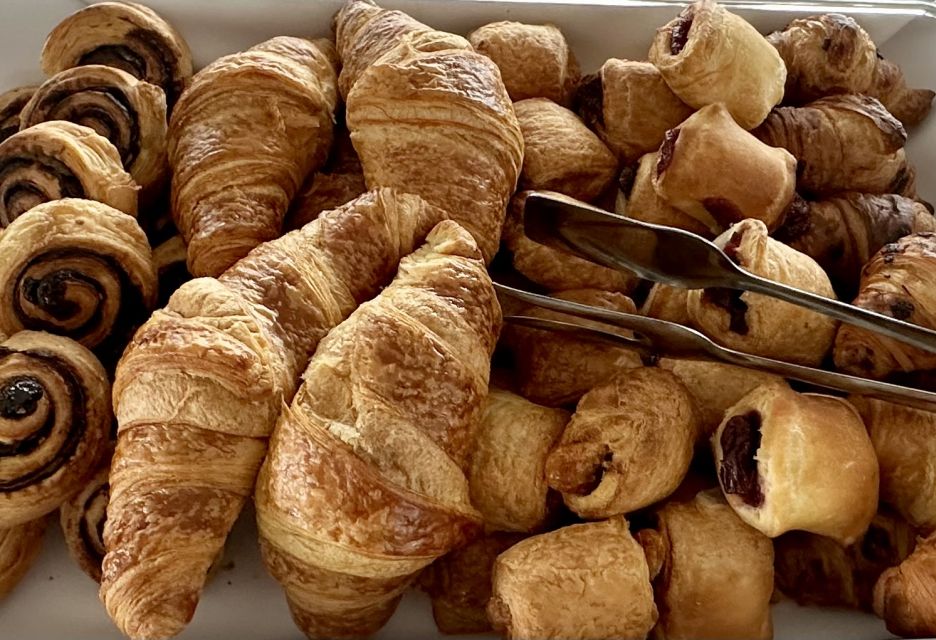 Budapest: Summer Brunch & Cruise with Prosecco or Cake - Reading the Cruise Route: Parliament, Castles, and Citadella Views