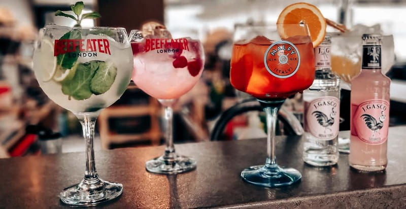 Budapest: Sunset Cruise with 2 Cocktails - Passing the classics: Parliament, Castle, Chain Bridge, and more