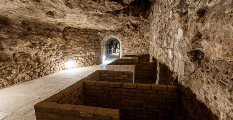 Budapest: The WWII Siege of Buda Castle & Bomb Shelter Tour - Úri Street and Lovas Way: The Outdoor Part That Sets Up the Underground