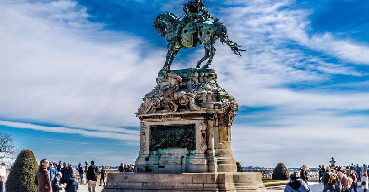 Budapest: Walking Tour in German - St. Stephen’s Basilica and Parliament area: icons with a story