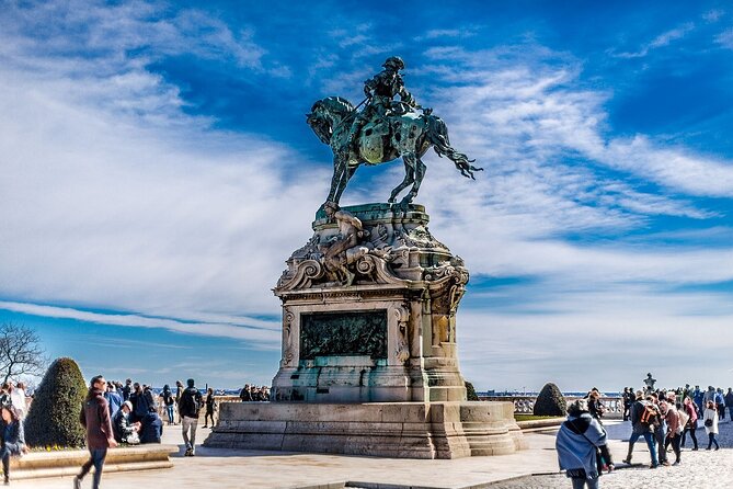 Essential Walking Tour - Stop 5: Sandor Palace and the president’s guards in historical uniforms