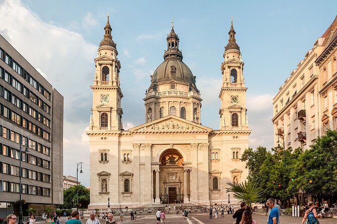 Essential Walking Tour - Meeting point and pacing: how this tour feels in real time