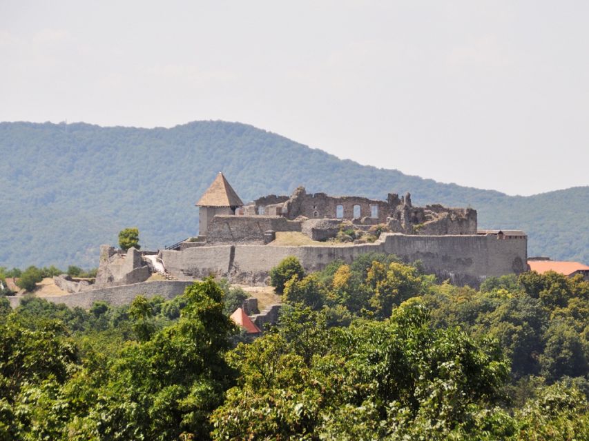 From Budapest: Full-Day Danube Bend Tour with Lunch - Guides make the difference: what to look for on your departure