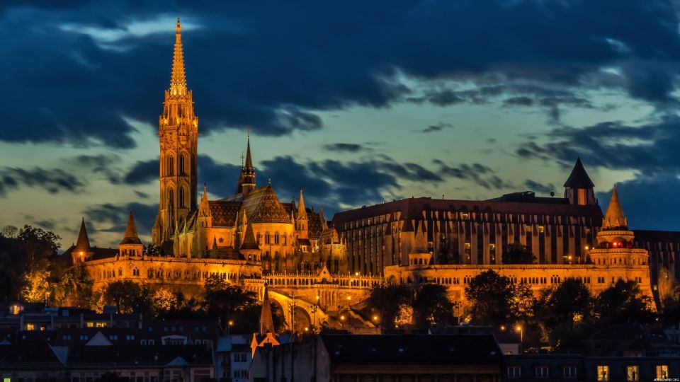 Iconic Budapest tour with Classic Russian Jeep and G-Wagon - Central Market Hall and the Danube-side highlights: choice points for your next day