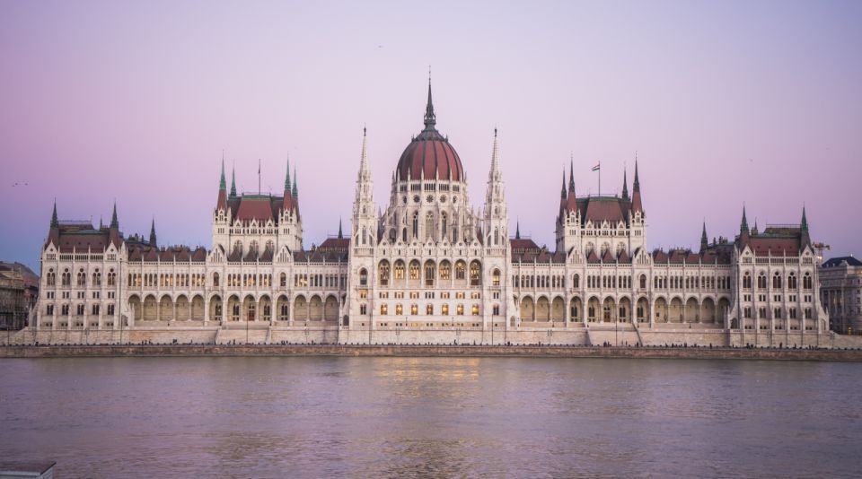 Iconic Budapest tour with Classic Russian Jeep and G-Wagon - Audio guide in 12 languages: how to get more from the same stops