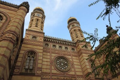 Past and Present of Budapest Jewish District Tour - Stop 1: Erzsébet tér and the big-sight orientation