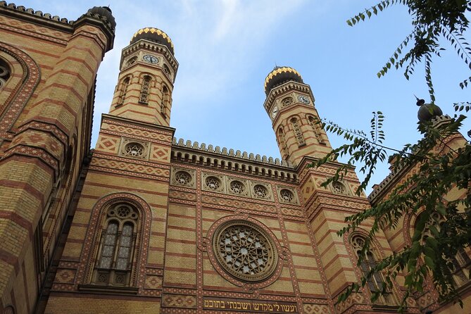 Past and Present of Budapest Jewish District Tour - Stop 1: Erzsébet tér and the big-sight orientation